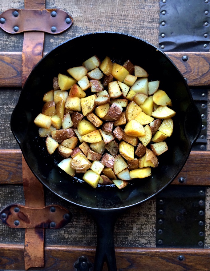 Crispy Skillet Potatoes w/ Buttermilk Ranch Sauce