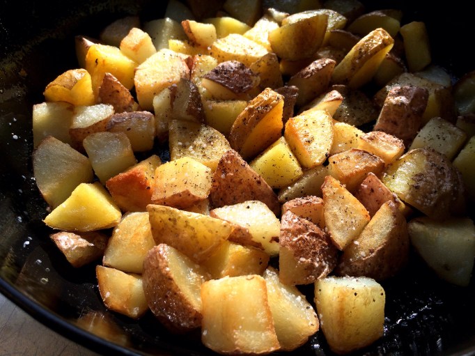 Crispy Skillet Potatoes w/ Buttermilk Ranch Sauce