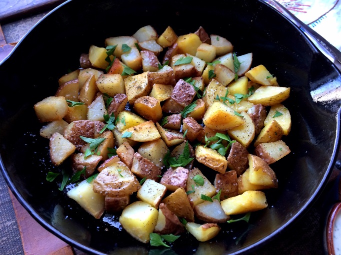 Crispy Skillet Potatoes w/ Buttermilk Ranch Sauce